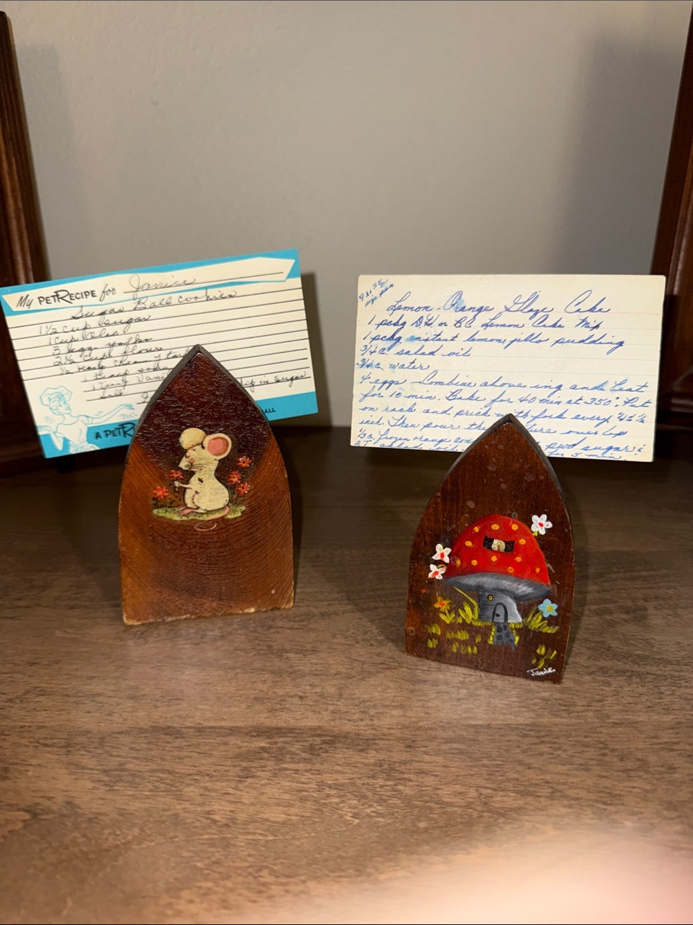 Vintage “iron” Recipe Card Holder Hand-Painted - Decal Wooden Mushroom Mouse